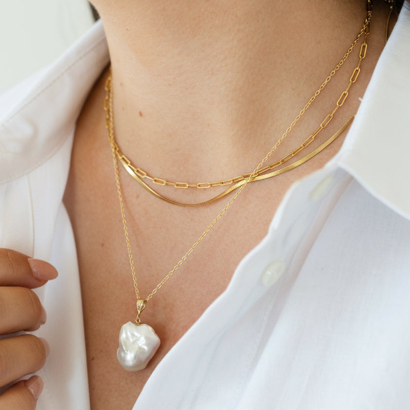 model wearing baroque pearl pendant necklace