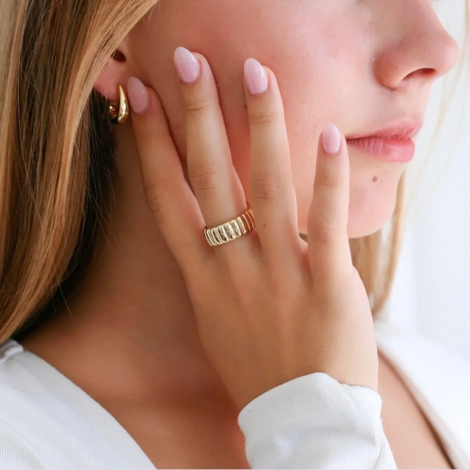 Chunky scalloped ring in gold vermeil – worn on hand