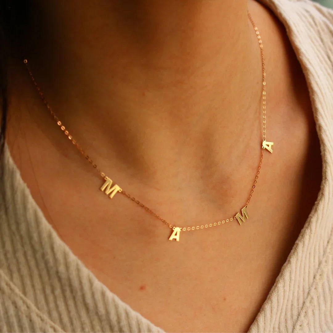 Minimal 10k gold mama necklace – on mode
